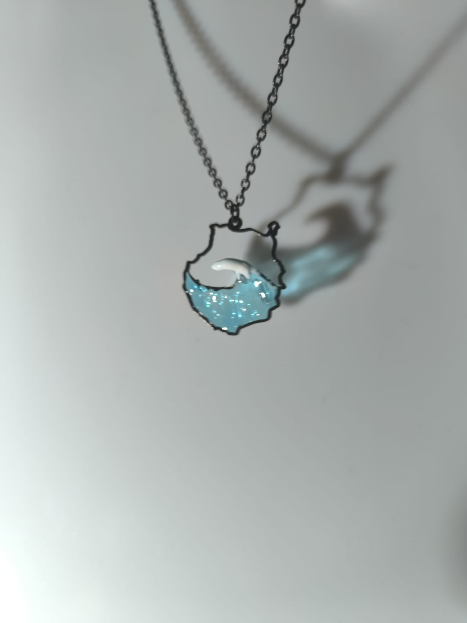 collar de gran canaria de acero quirurgico hipoalergénico con ola de resina echa a mano tridimensionalmente en su interior