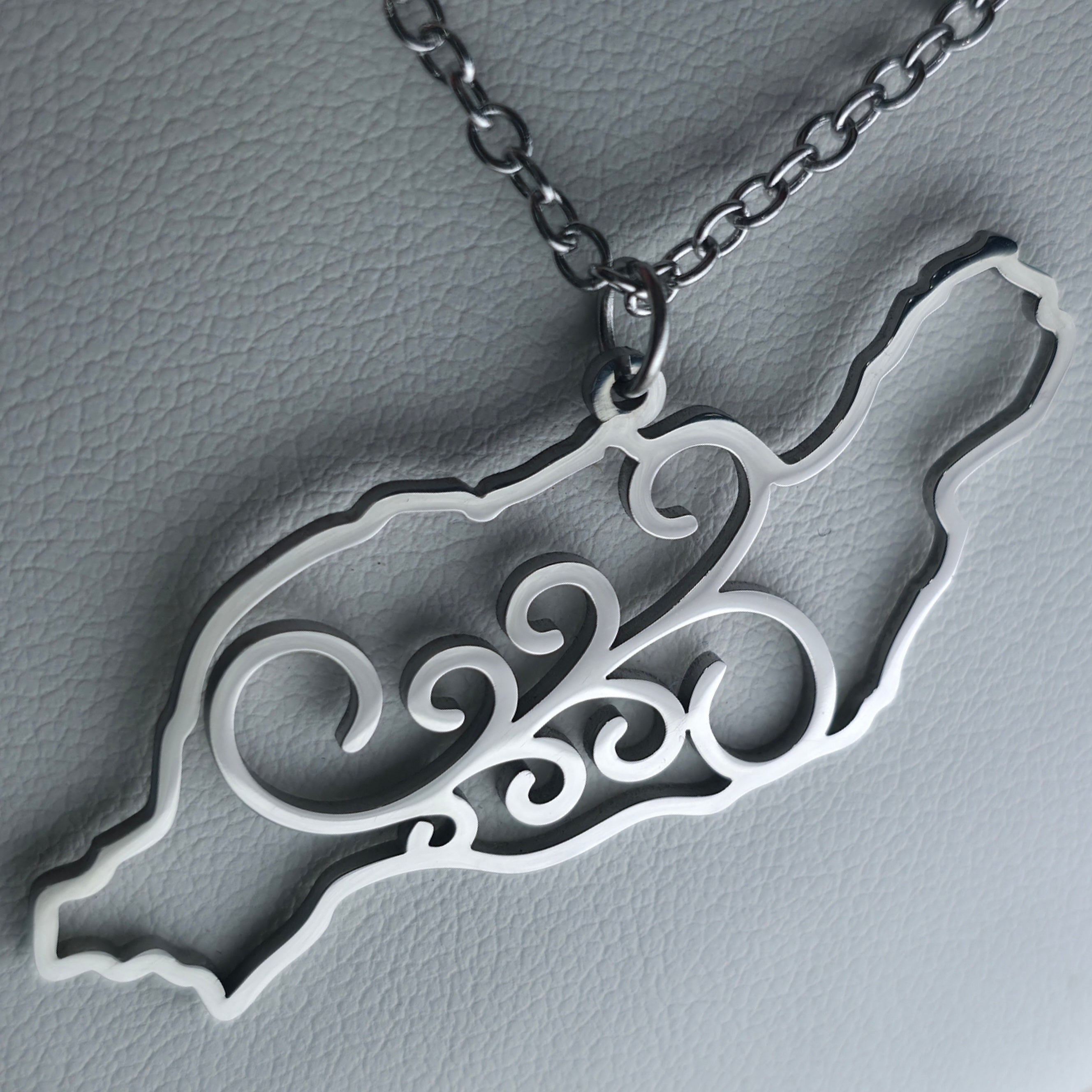 Collar Lanzarote argolla canaria símbolo 8 espirales necklace with intricate spiral design in polished silver-tone metal.