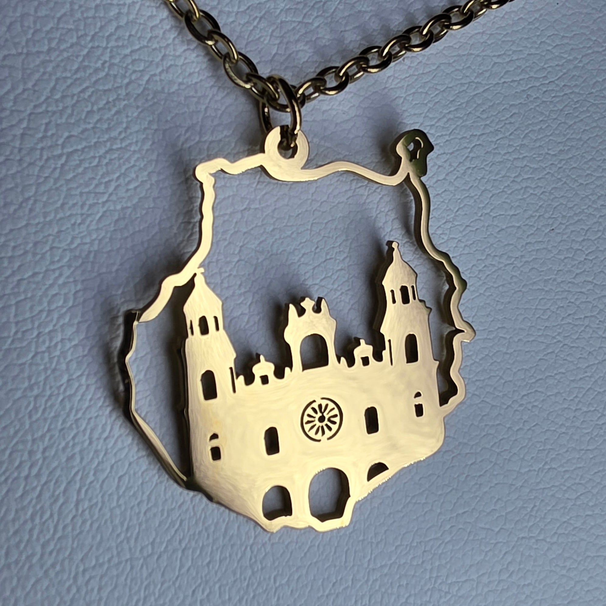 Collar con silueta de Gran Canaria y catedral tallada