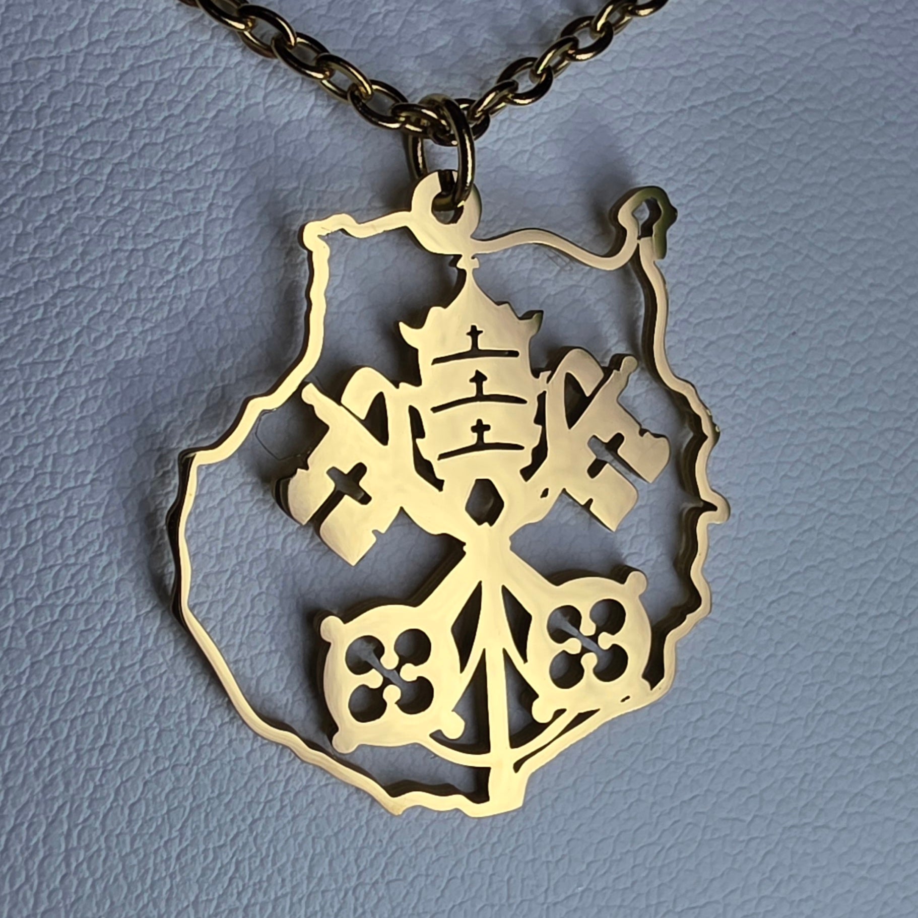 Collar con diseño de Gran Canaria y motivo Papa Vaticano