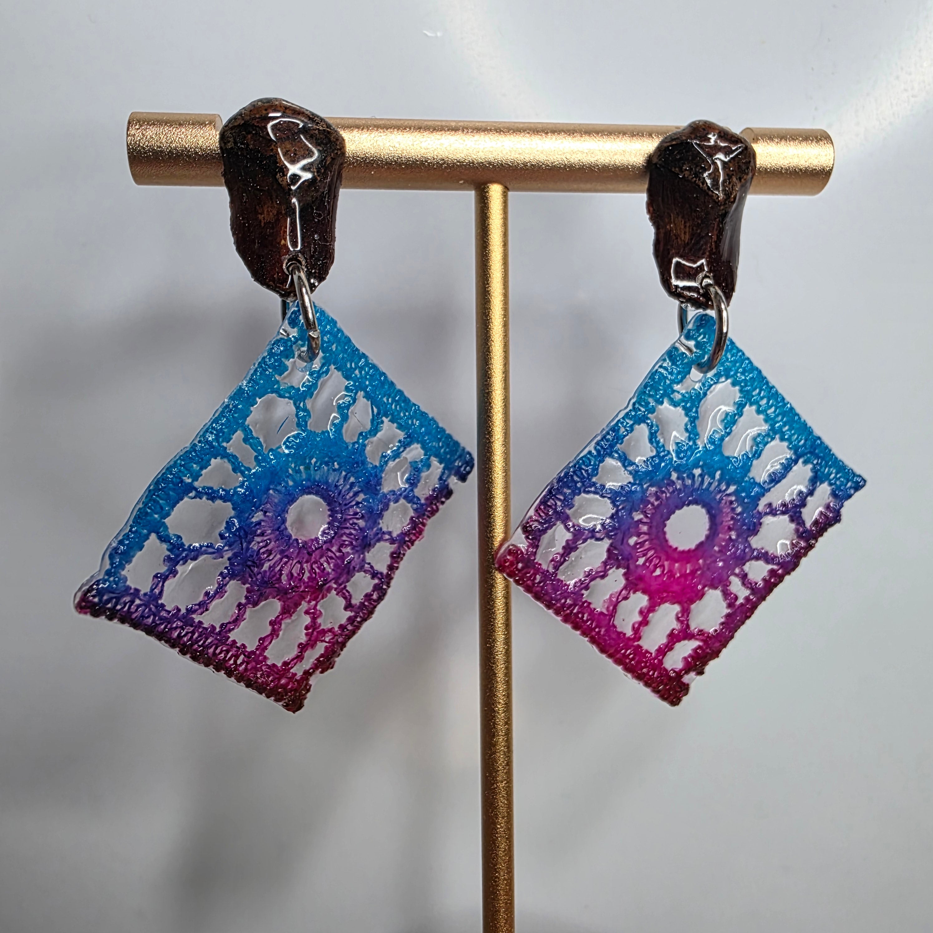 Pendientes de encaje cuadrado con acabado en resina brillante