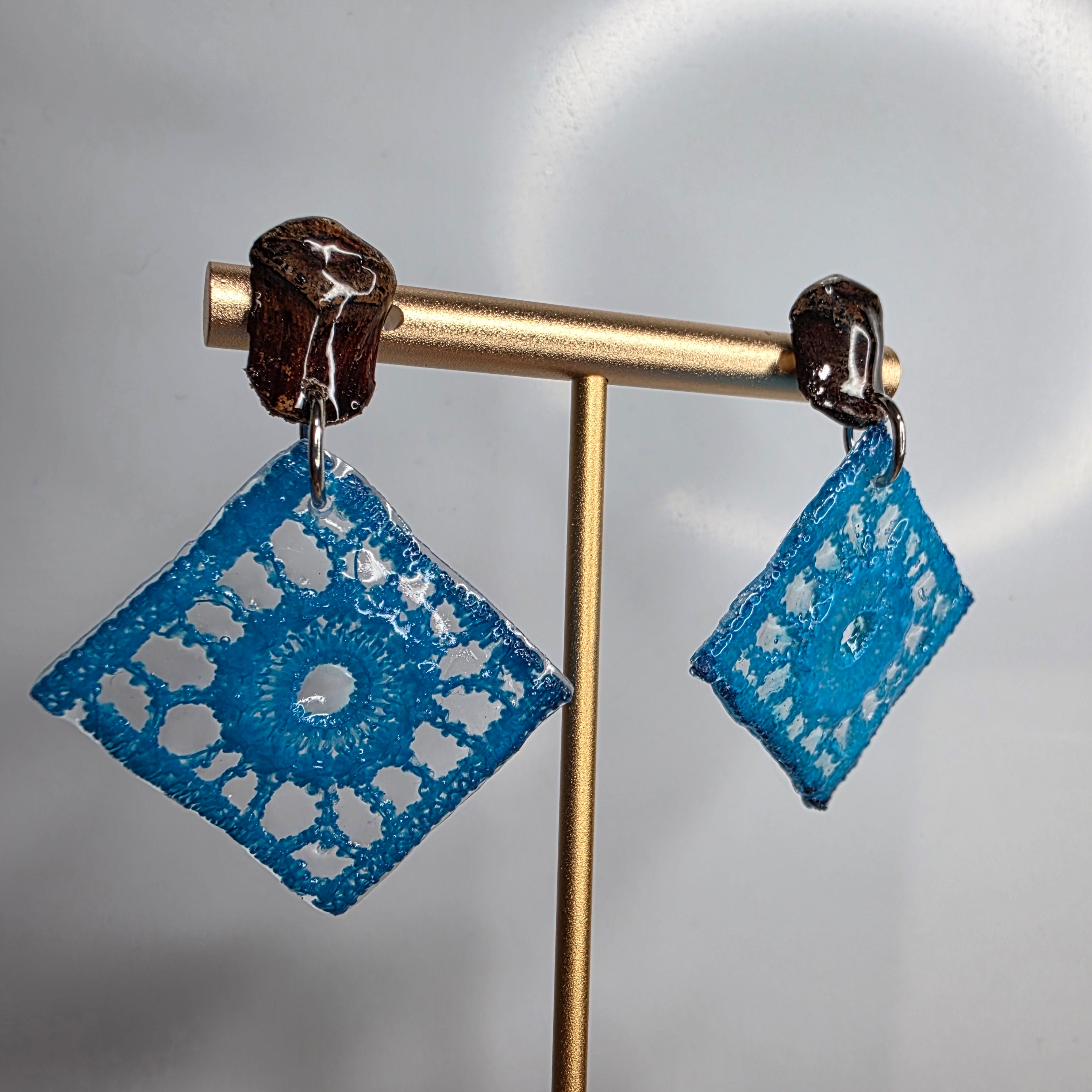 Pendientes de encaje cuadrado con acabado en resina brillante