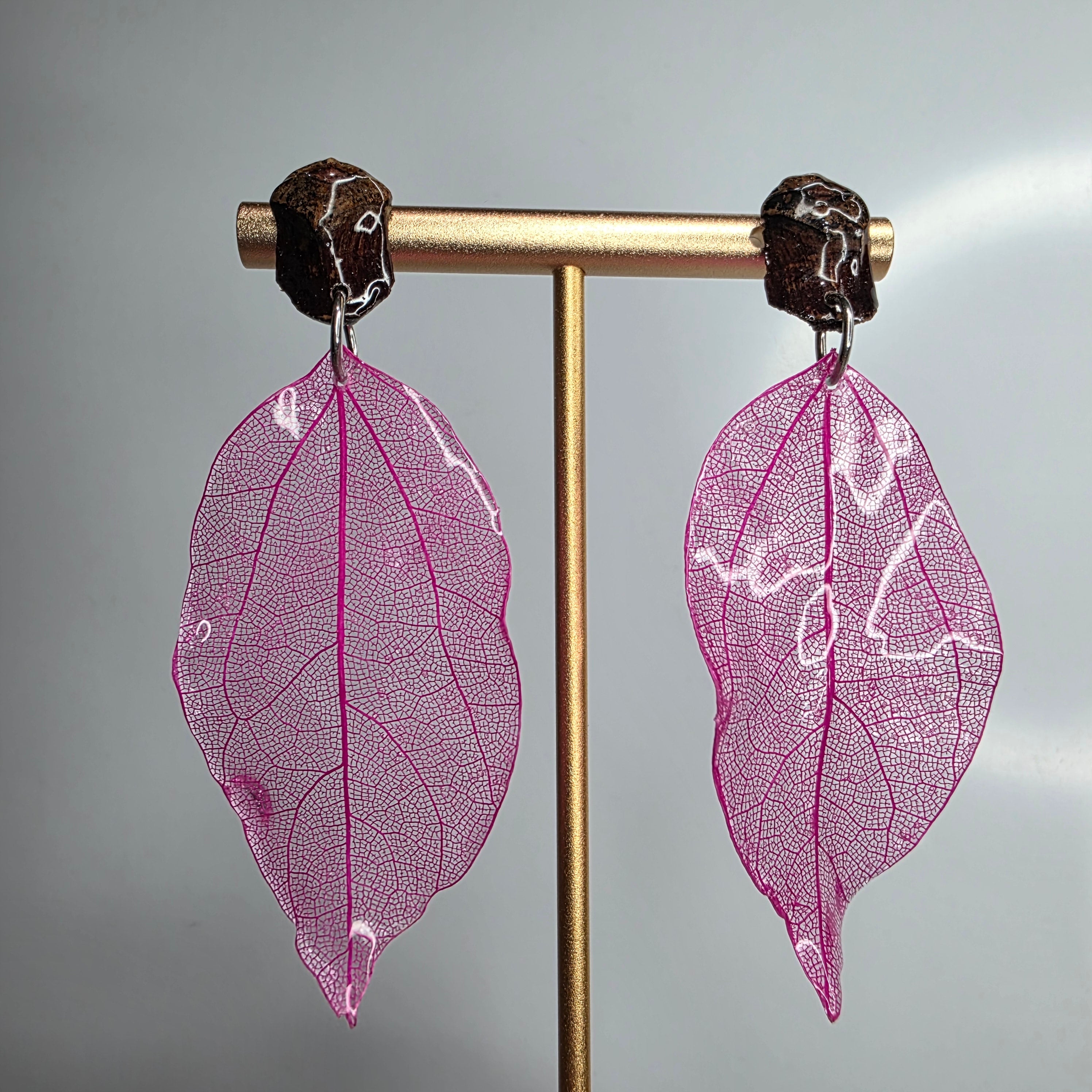 Pendientes de hoja natural esqueletizada con acabado brillante
