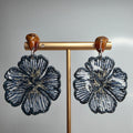 Pendientes bordados con forma de flor en diseño artesanal