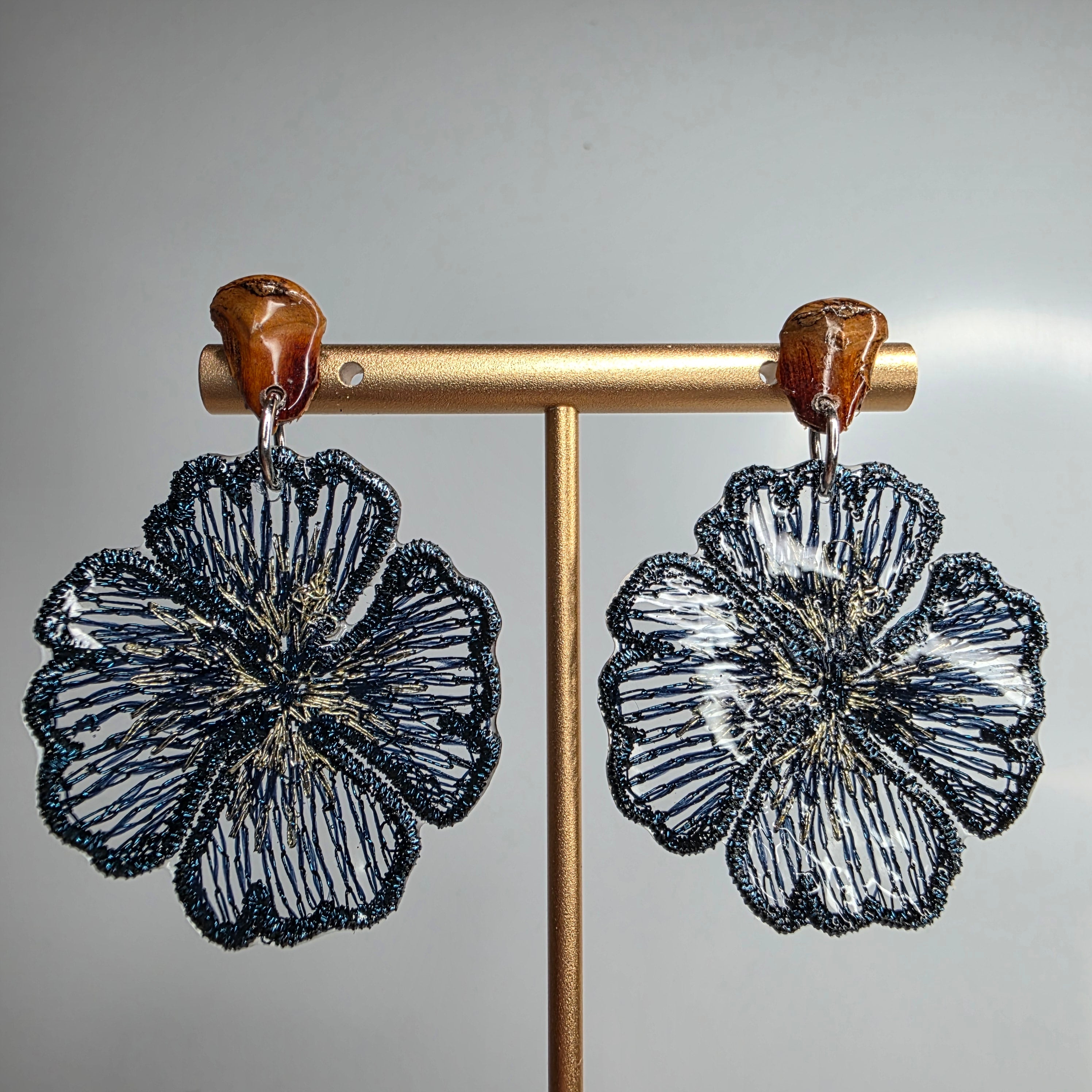 Pendientes bordados con forma de flor en diseño artesanal