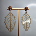 Pendientes bordados con forma de hoja y estilo delicado