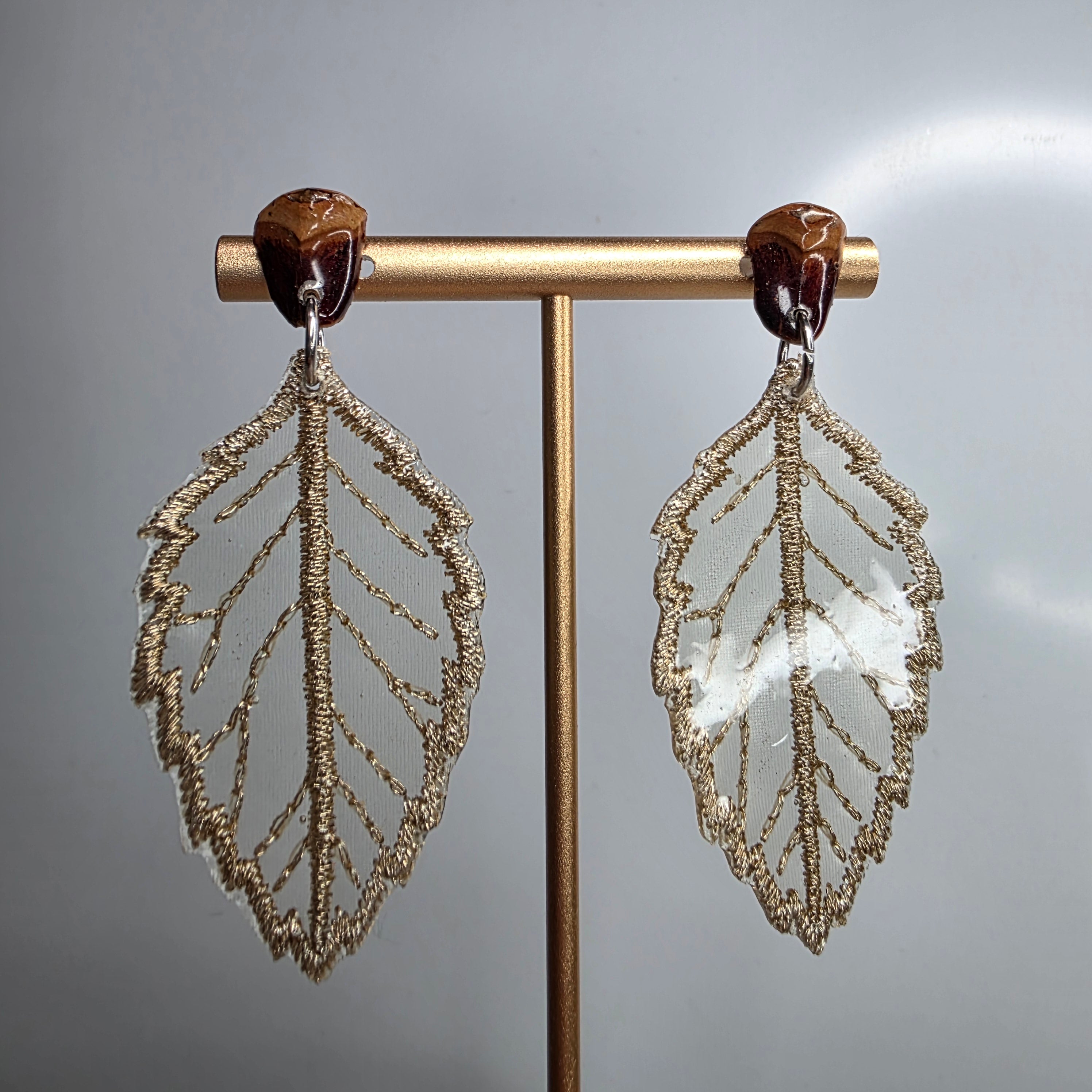 Pendientes bordados con forma de hoja y estilo delicado