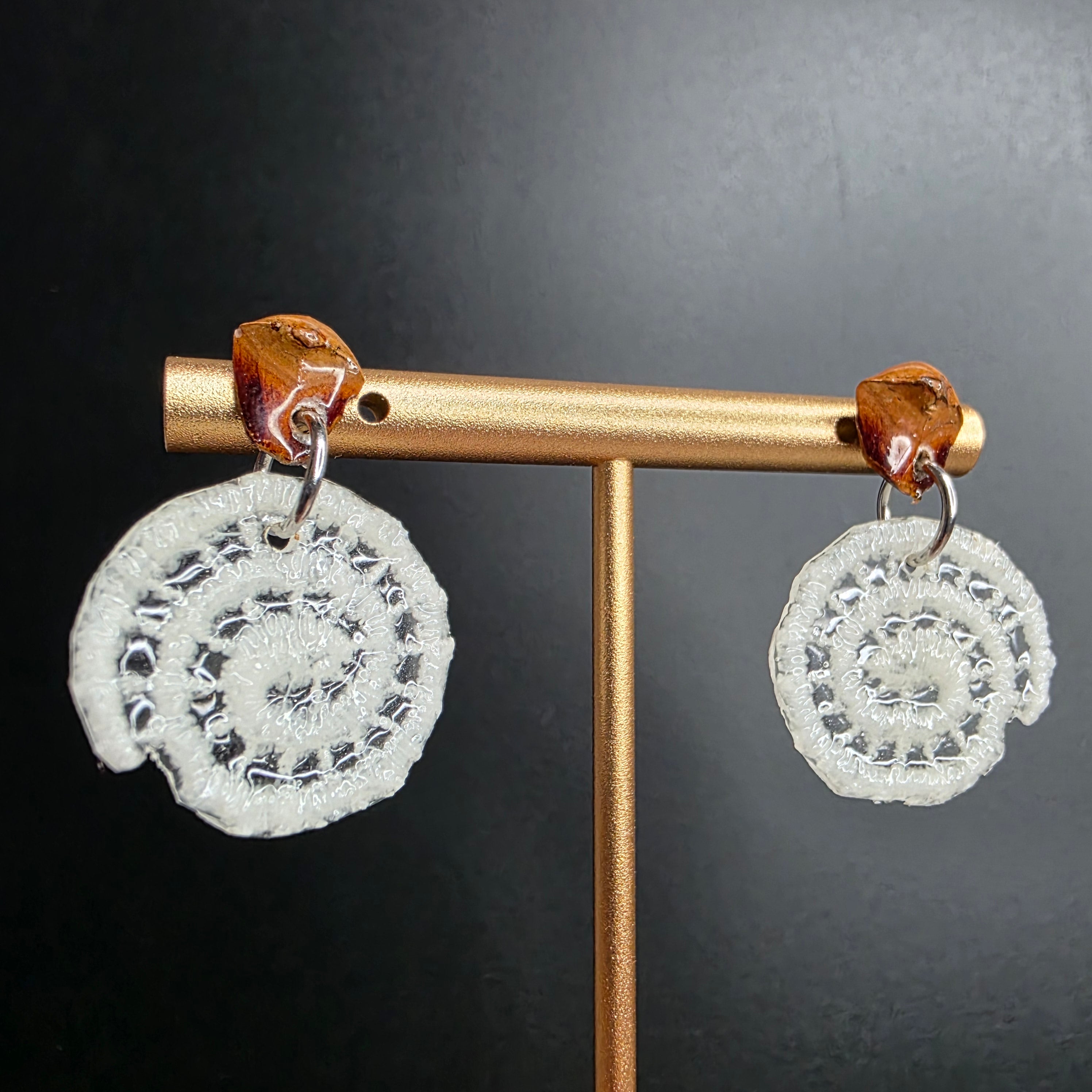 Pendientes de encaje en forma espiral con acabado artesanal