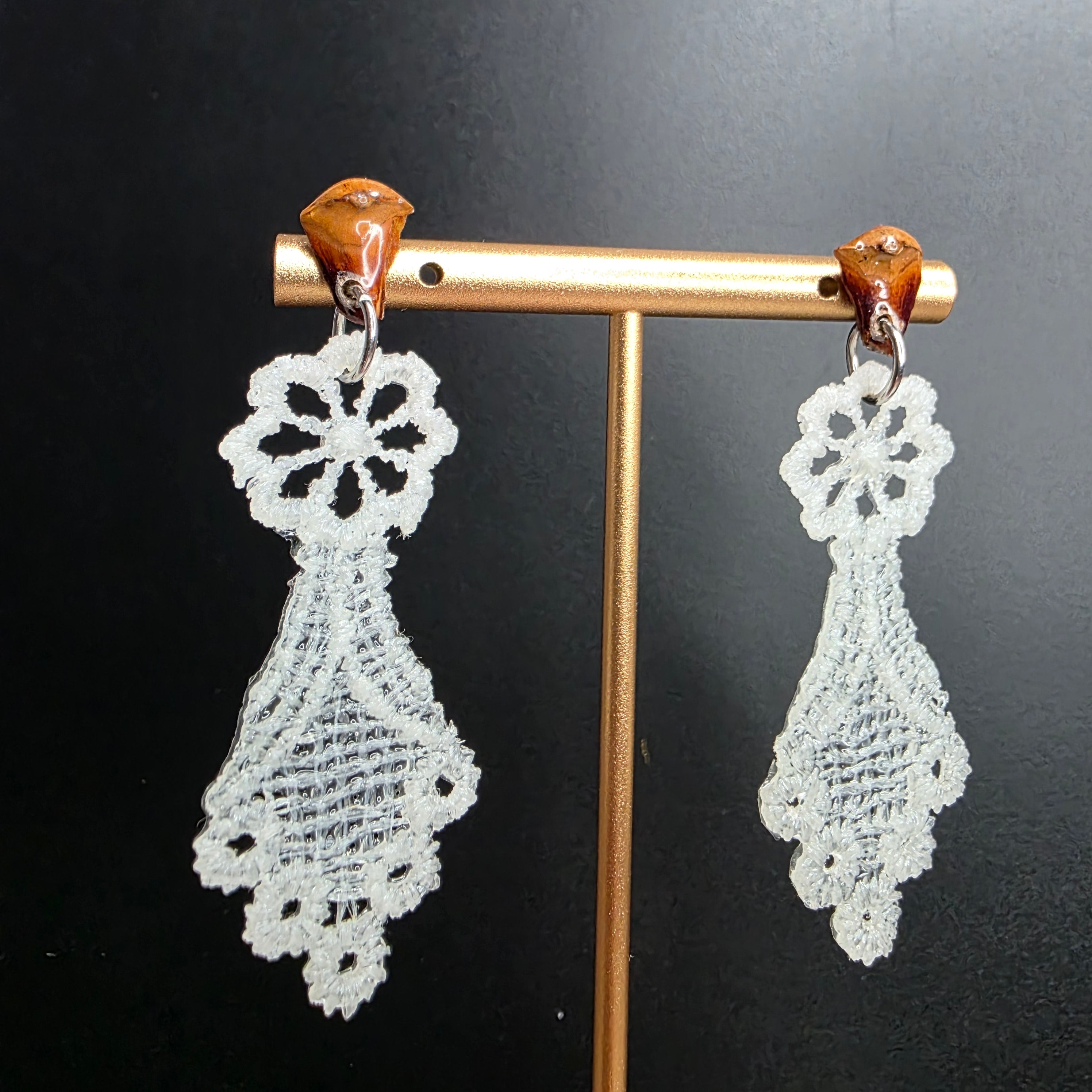 Pendientes de encaje con flor compuesta y textura detallada