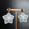 Pendientes con forma de flor elaborados en encaje artesanal