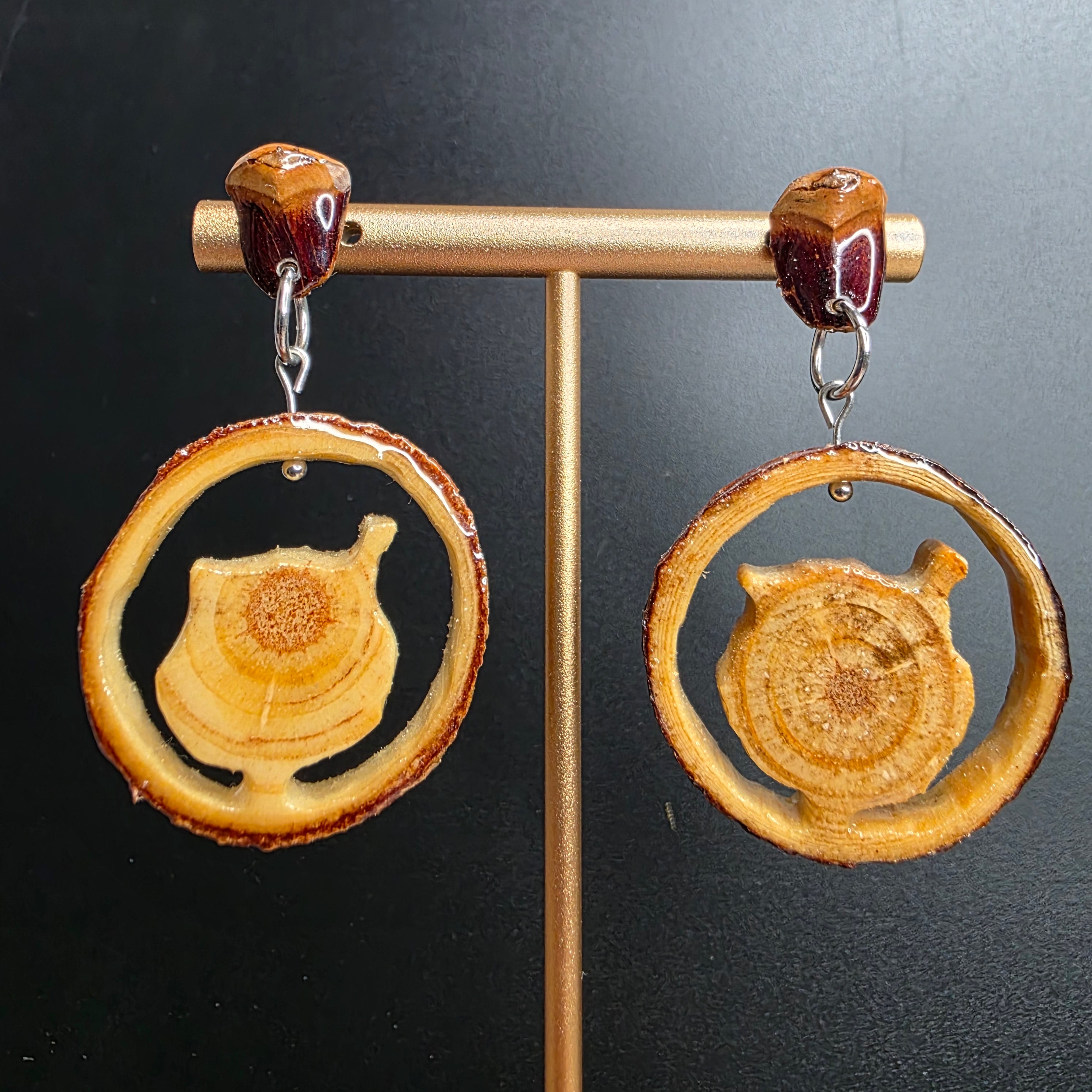 Pendientes con silueta de Gran Canaria tallada en madera natural