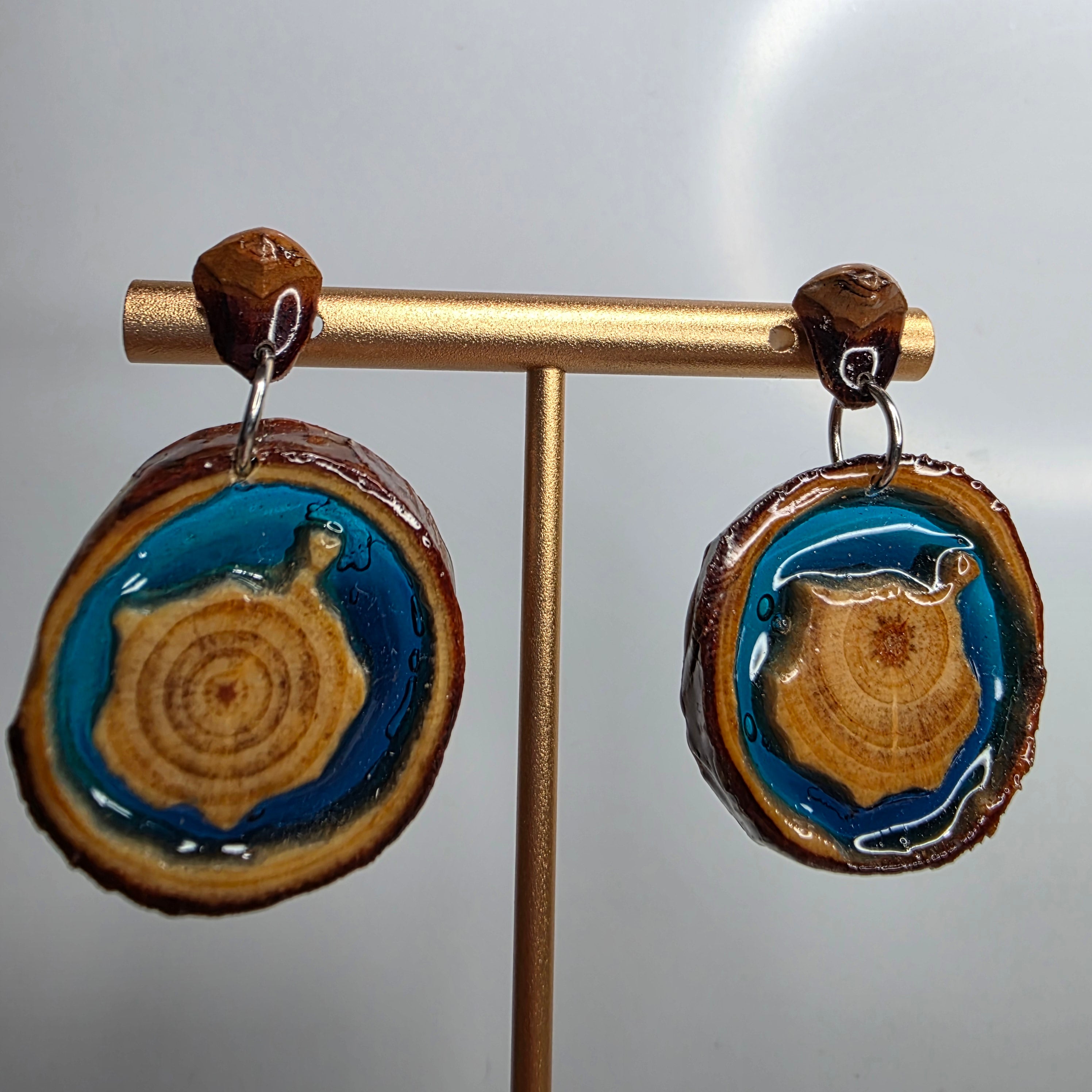 Pendientes de madera con isla de Gran Canaria y detalle marino