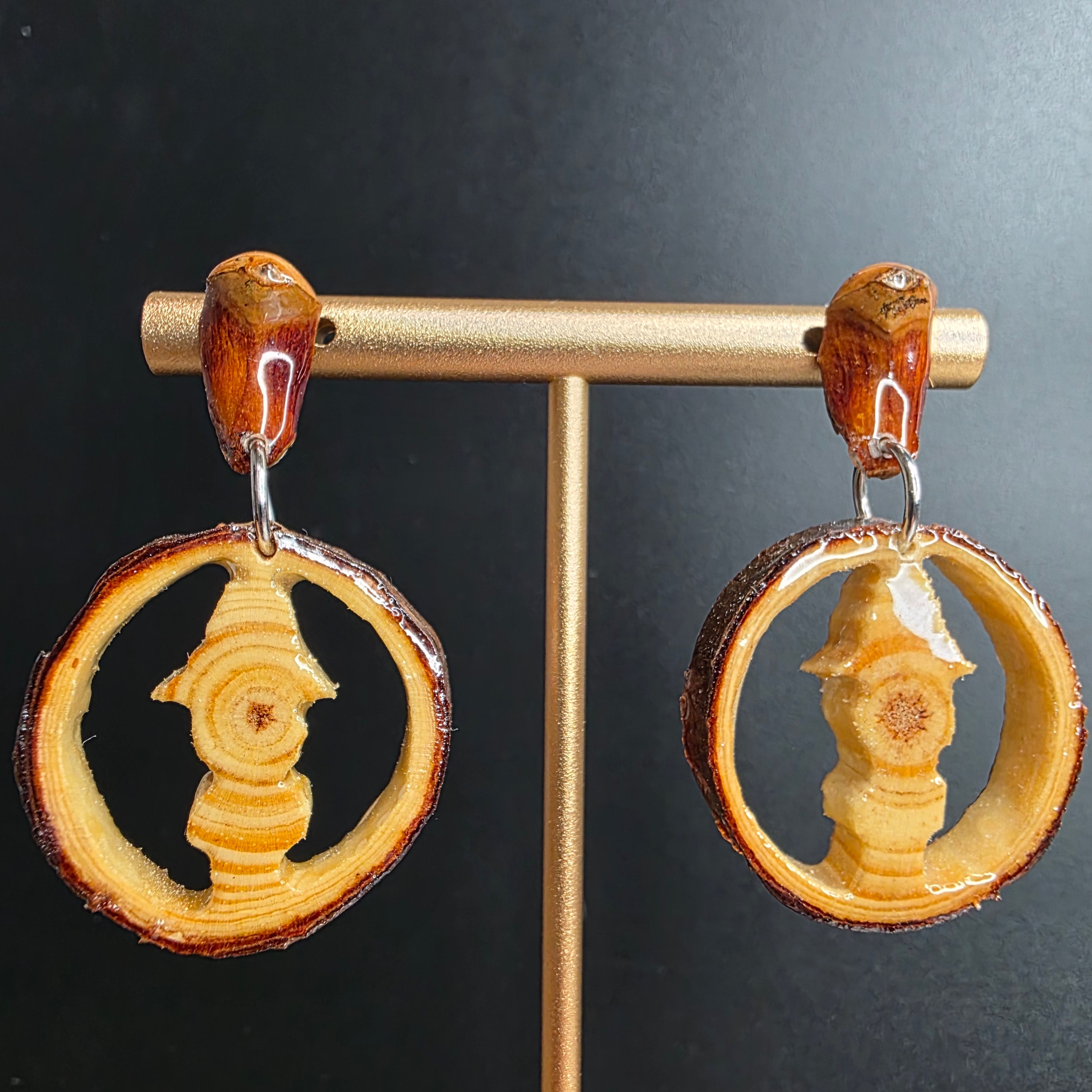 Pendientes con figura de enano de La Palma tallado en madera