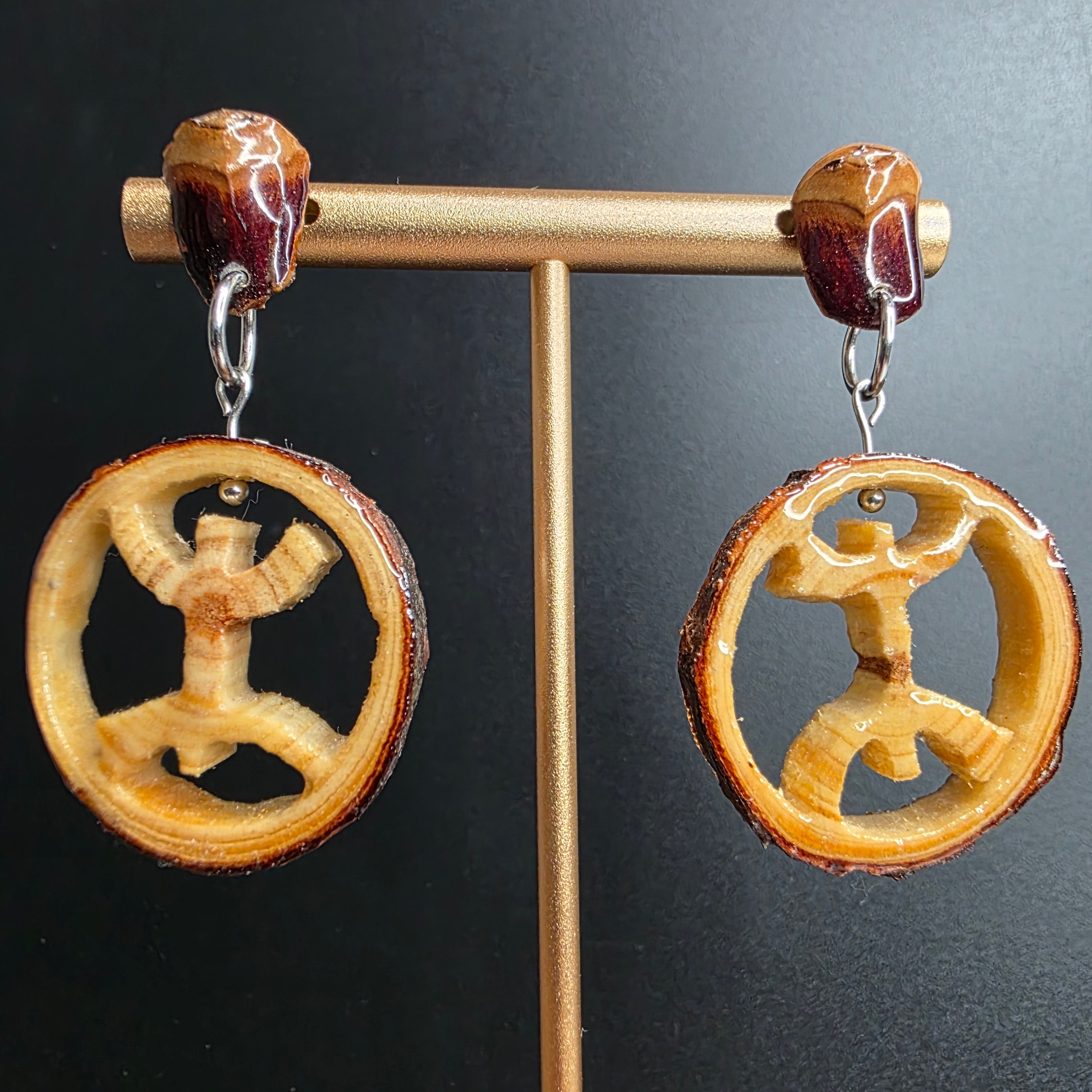 Pendientes con símbolo de Yaz grabado en madera artesanal