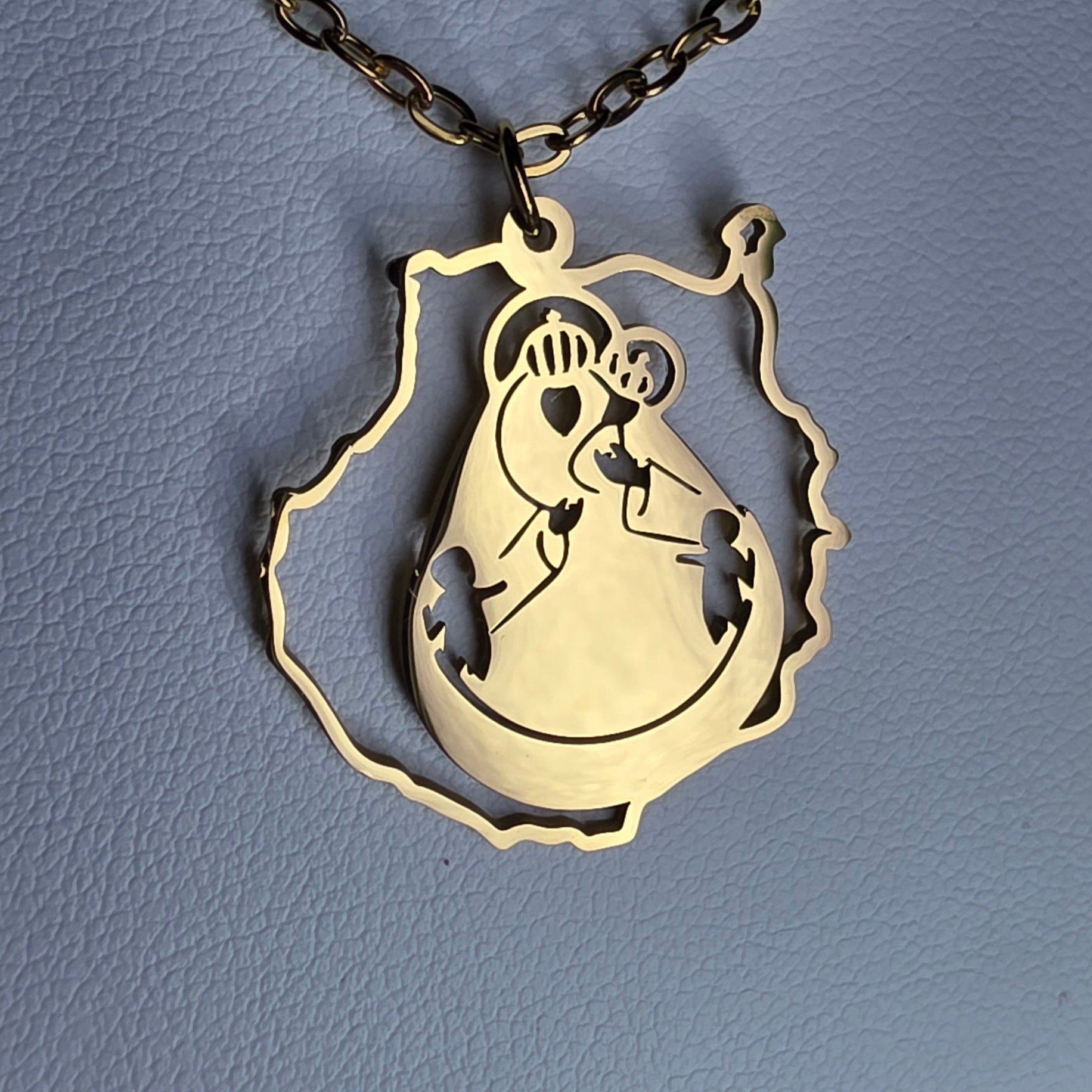Collar Virgen del Pino Gran Canaria - diseño registrado acero quirurgico hipoalergenico 316L dorado - Leche Machanga Creations
