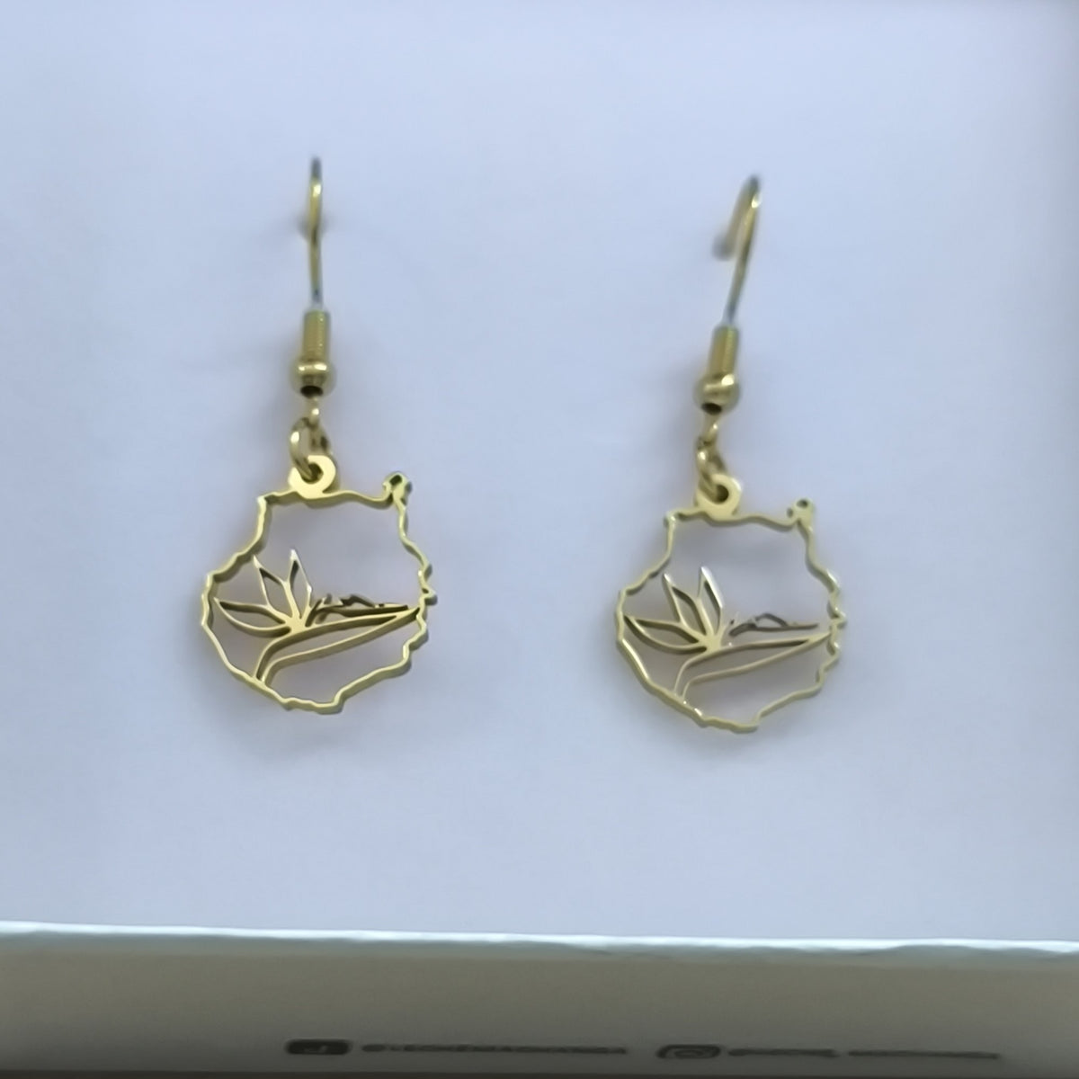 Pendientes Gran Canaria con strelitzia calada en dorado