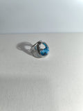Anillo irregular de acero con textura de olas