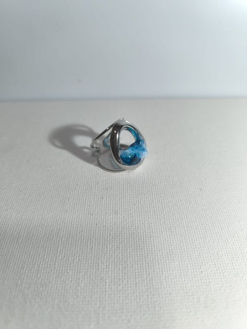 Anillo irregular de acero con textura de olas