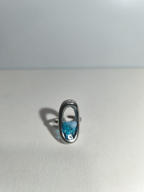 Anillo ovalado de acero con diseño de olas
