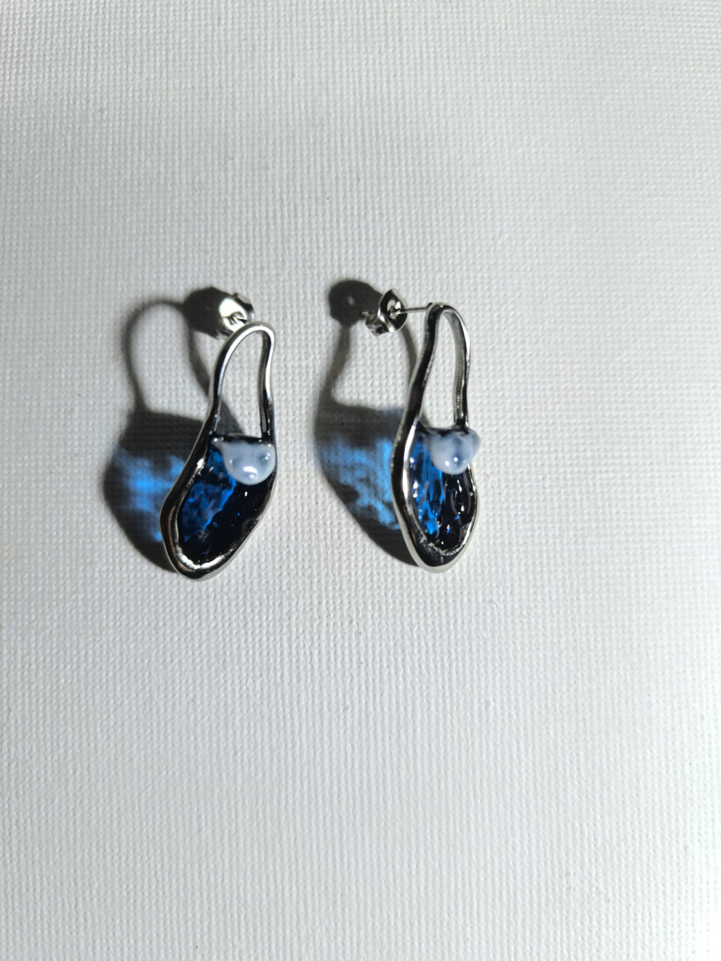 Pendientes de acero con diseño de olas marinas