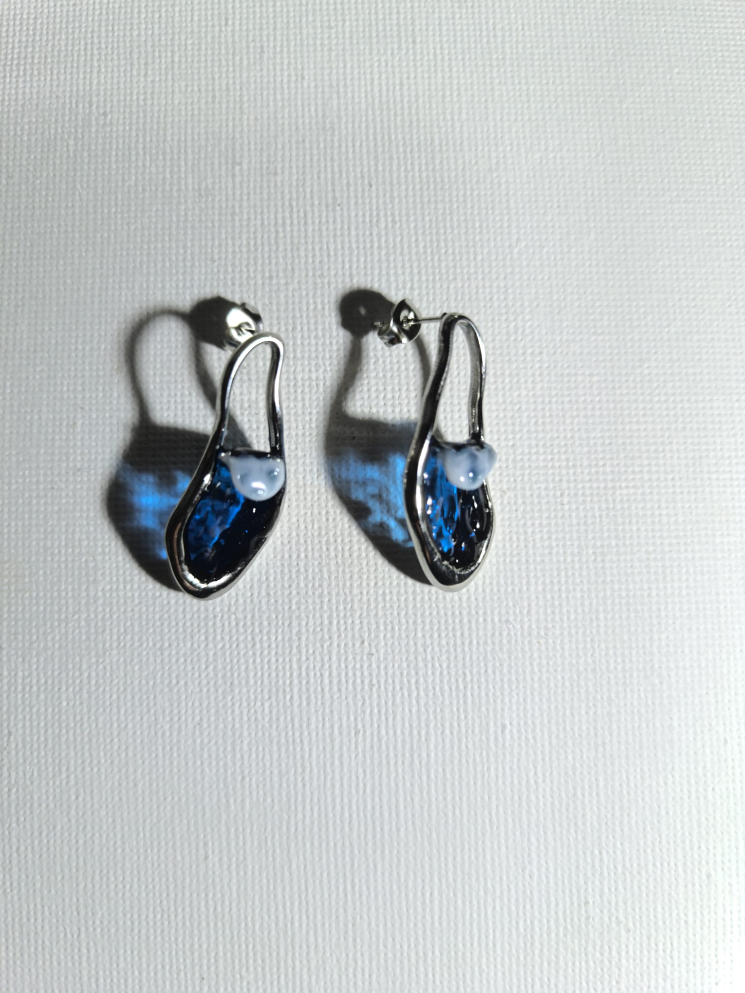 Pendientes de acero con diseño de olas marinas