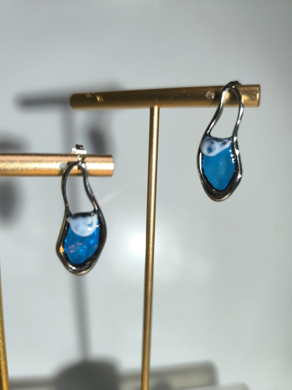 Pendientes de acero con diseño de olas marinas