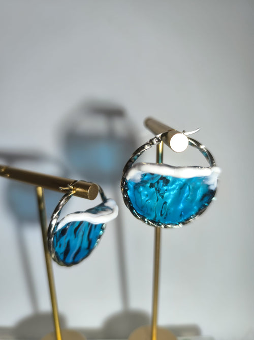 Argollas grandes con diseño de olas marinas