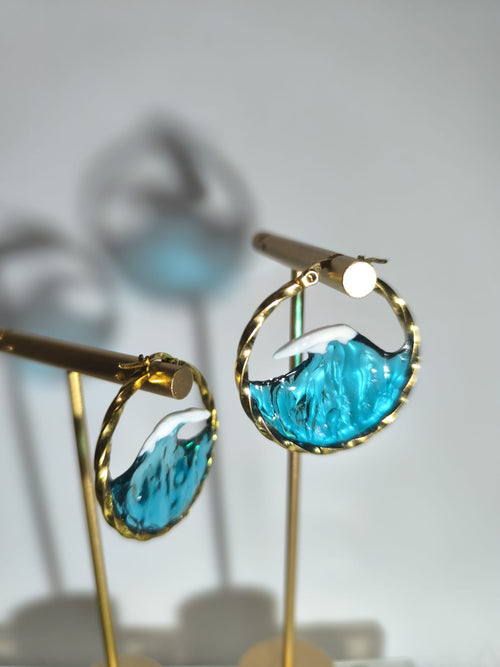 Argollas grandes con diseño de olas marinas