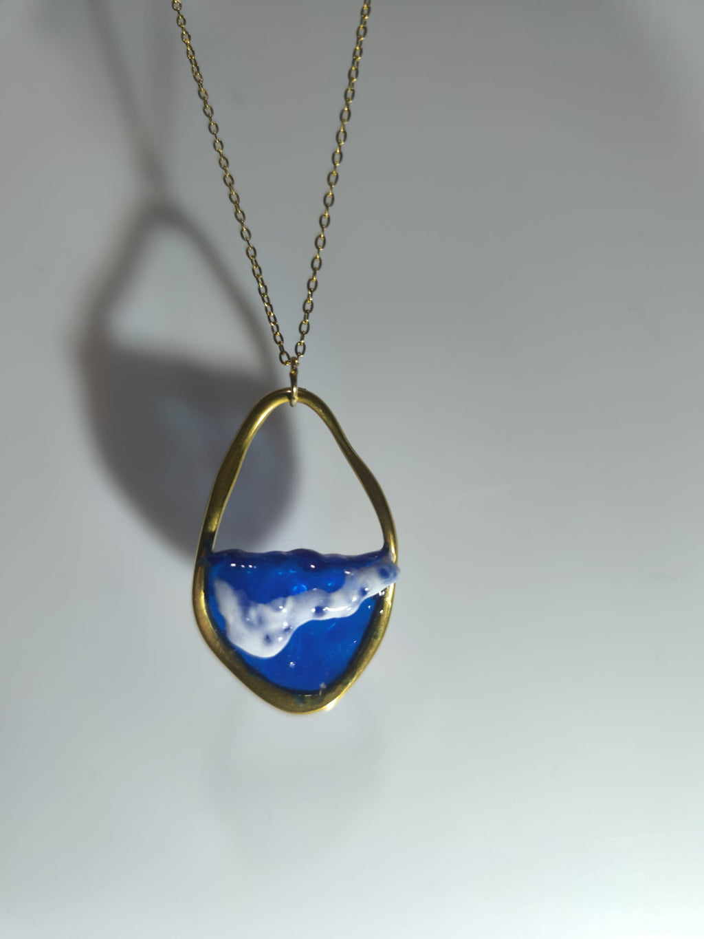 Collar grande ovalado con diseño de olas