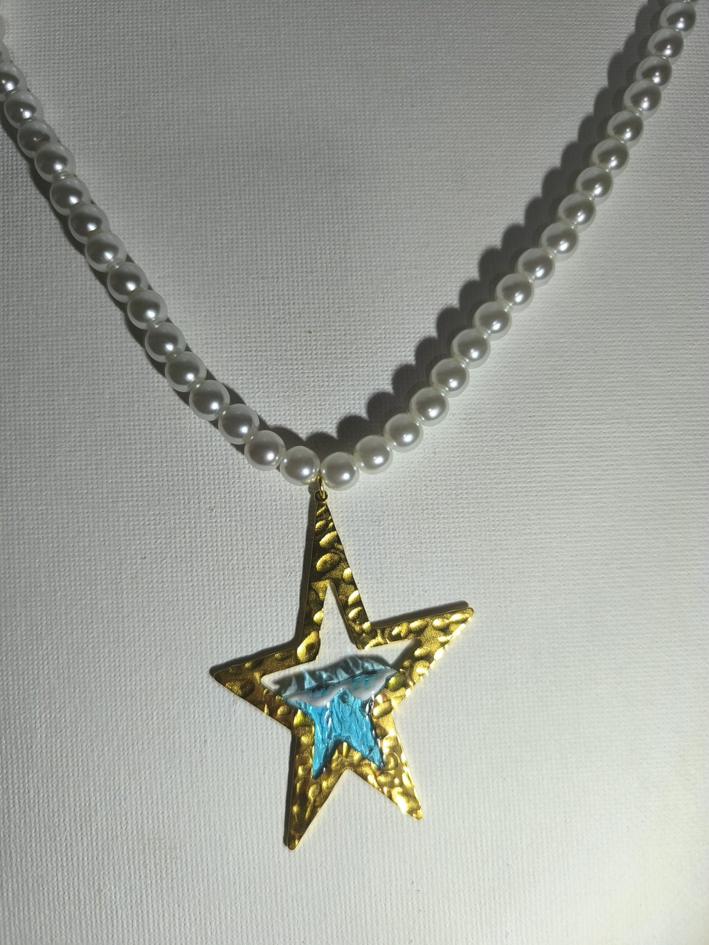 Collar con perlas y estrella con diseño de olas
