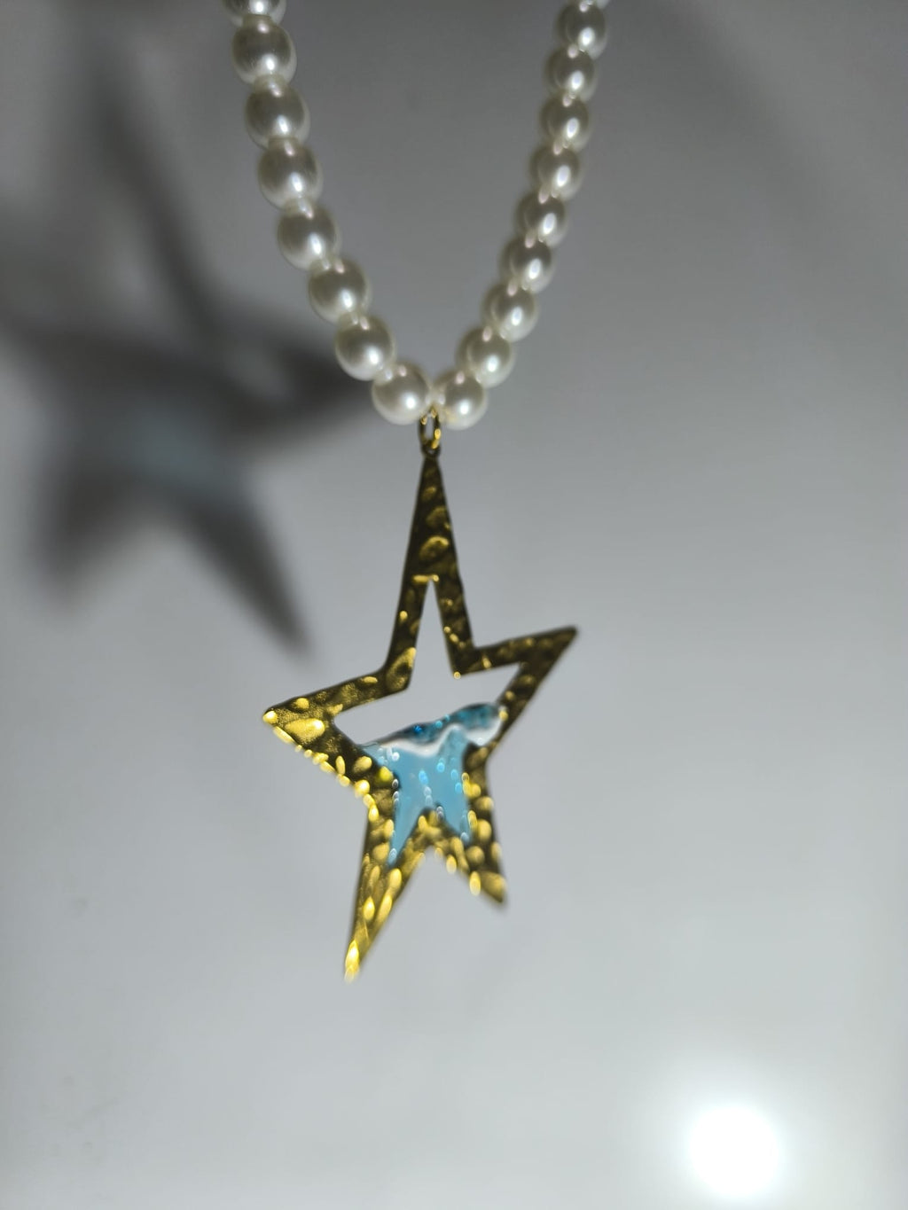 Collar con perlas y estrella con diseño de olas