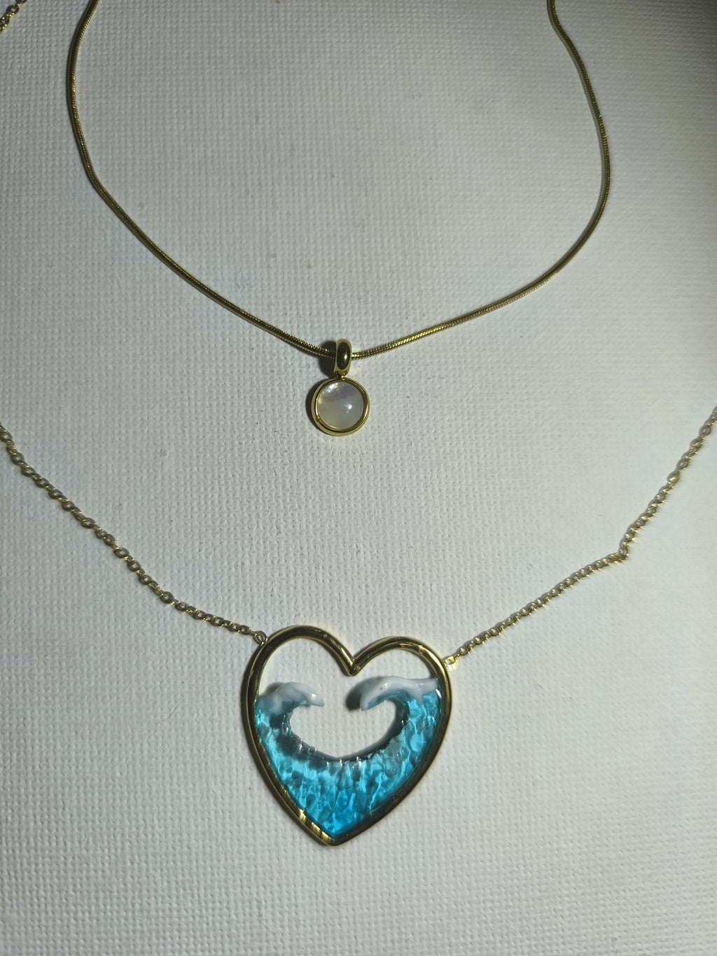 Collar con colgante en forma de corazón y olas