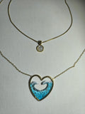 Collar con colgante en forma de corazón y olas