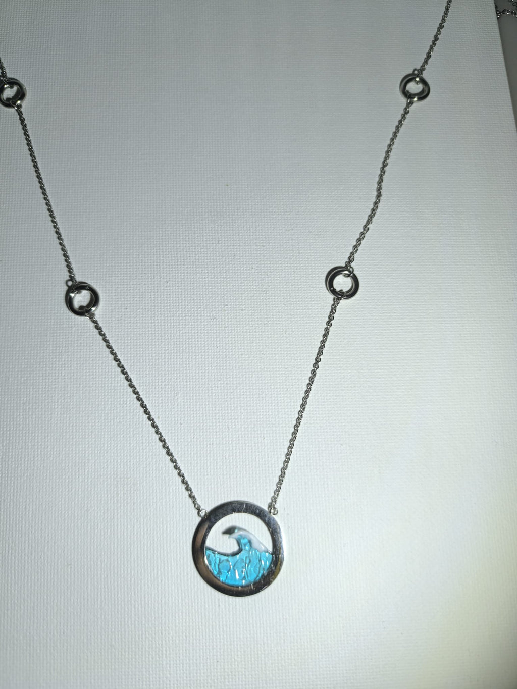 Collar largo con colgante circular de olas