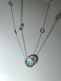 Collar largo con colgante circular de olas