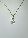 Collar con olas en forma ovalada y acabado brillante