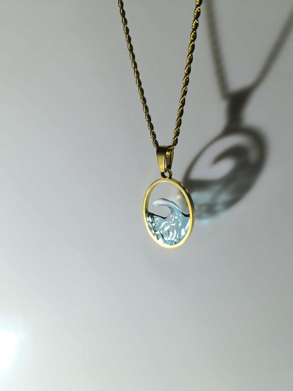 Collar con olas en forma ovalada y acabado brillante