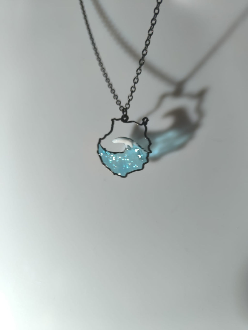 Collar con isla de Gran Canaria y olas en efecto tridimensional