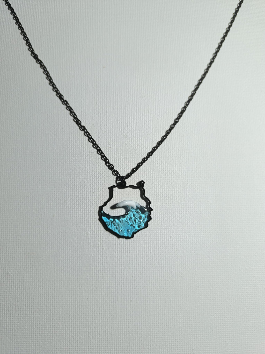 Collar con isla de Gran Canaria y olas en efecto tridimensional