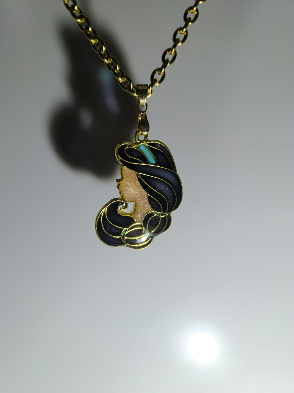 Collar con diseño de princesa Jasmín en efecto vitral