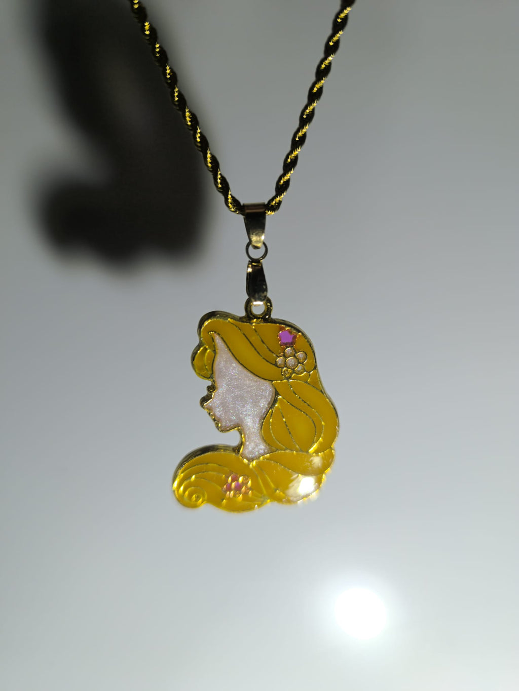Collar con ilustración de Rapunzel en acabado vitral