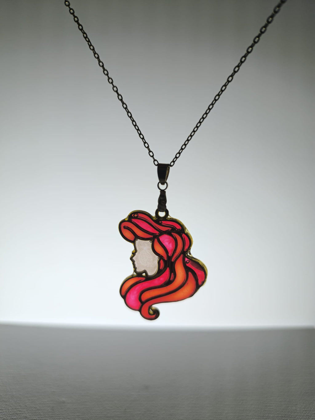 Collar con diseño inspirado en princesa Ariel estilo vitral