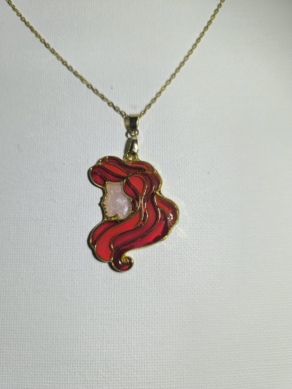 Collar con diseño inspirado en princesa Ariel estilo vitral