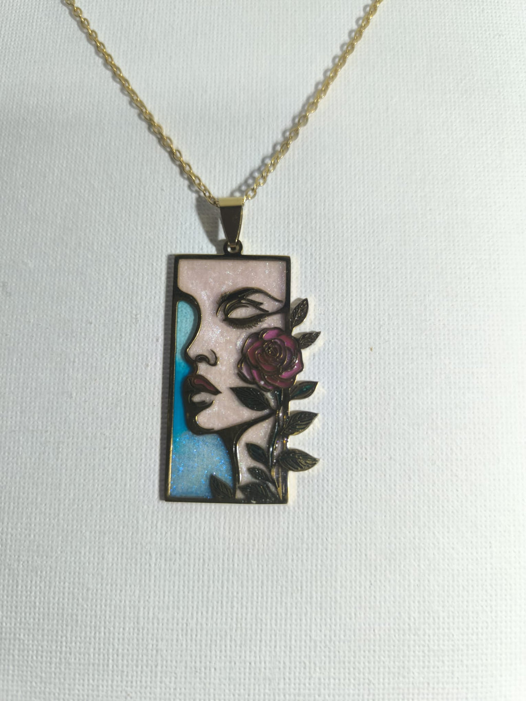 Collar con rostro femenino en diseño vitral artístico