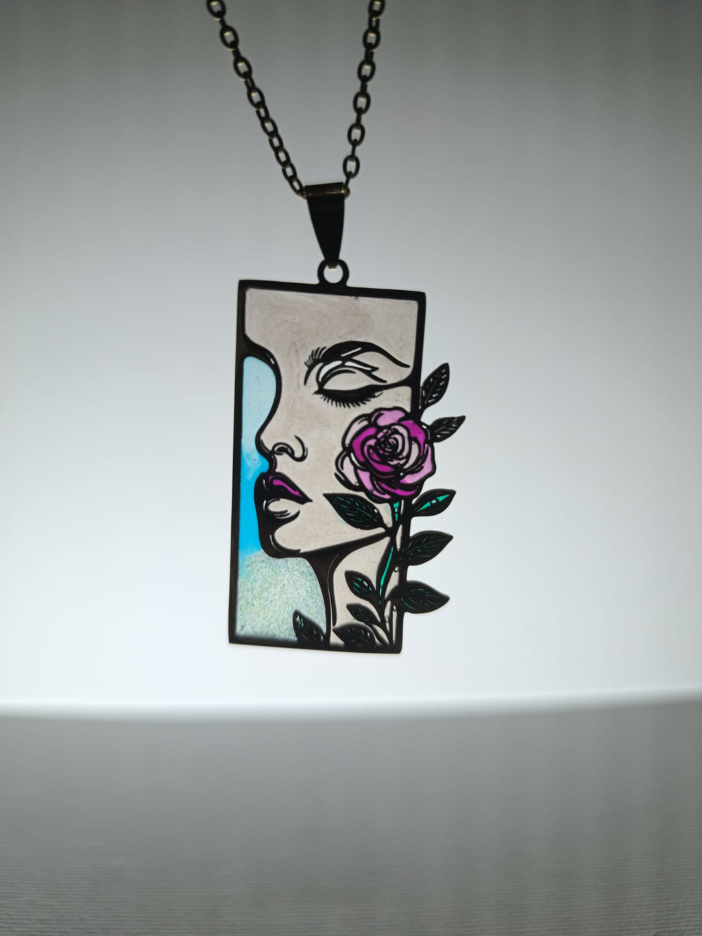 Collar con rostro femenino en diseño vitral artístico