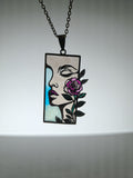 Collar con rostro femenino en diseño vitral artístico