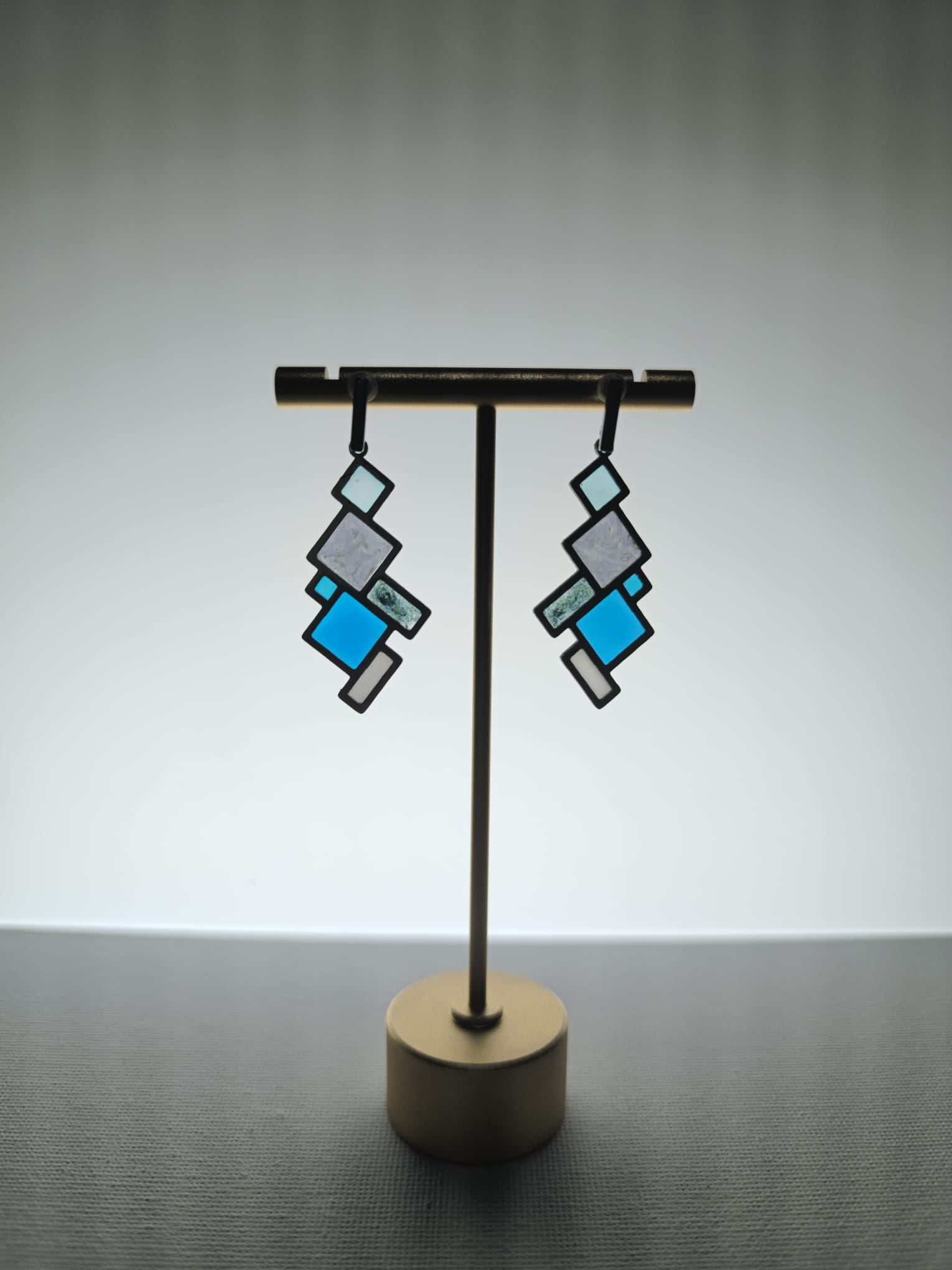Pendientes cuadrados con efecto vitral y diseño moderno