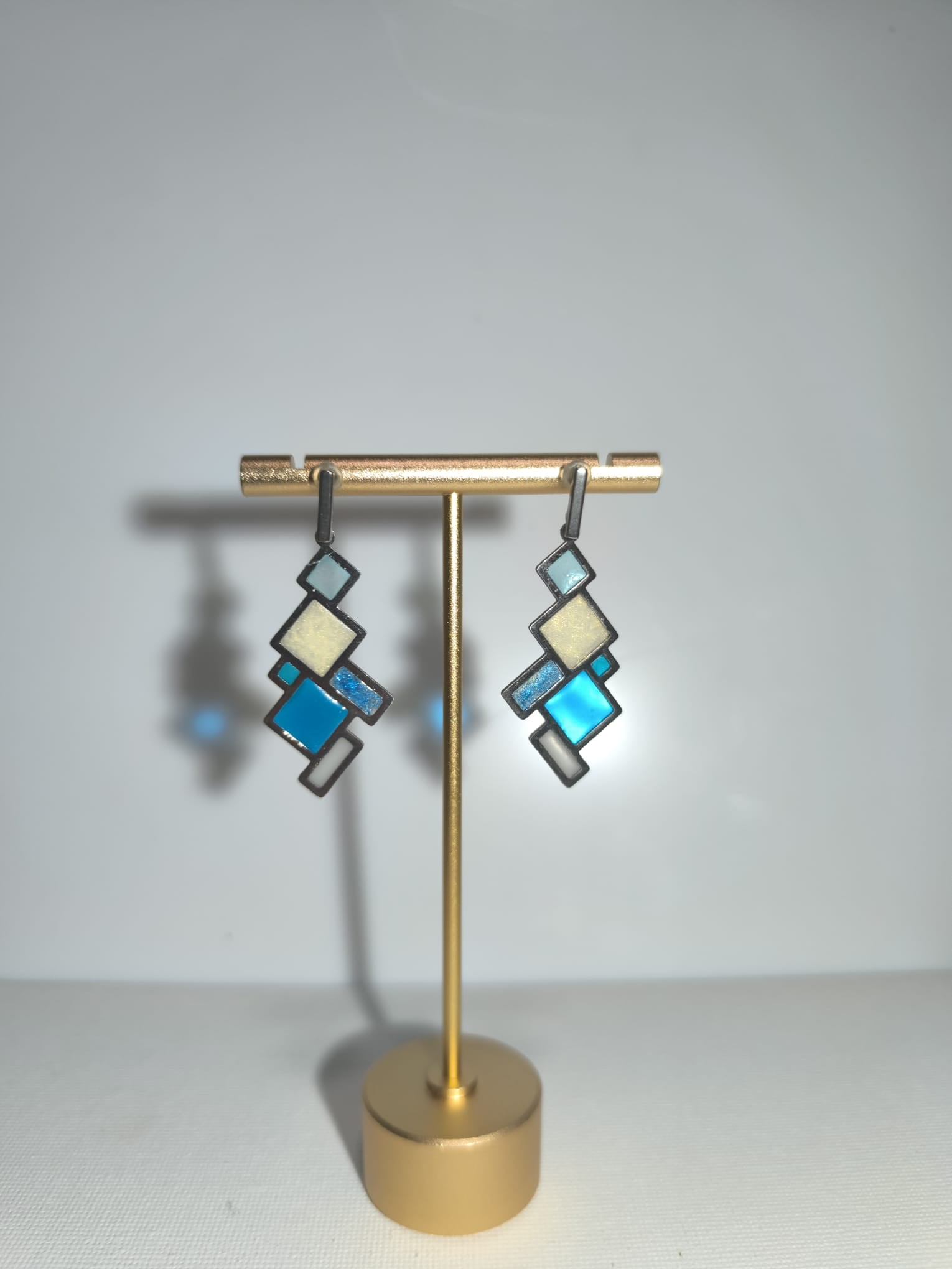 Pendientes cuadrados con efecto vitral y diseño moderno