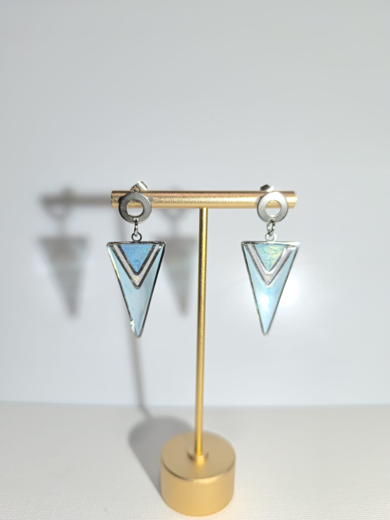 Pendientes triangulares con diseño geométrico vitral