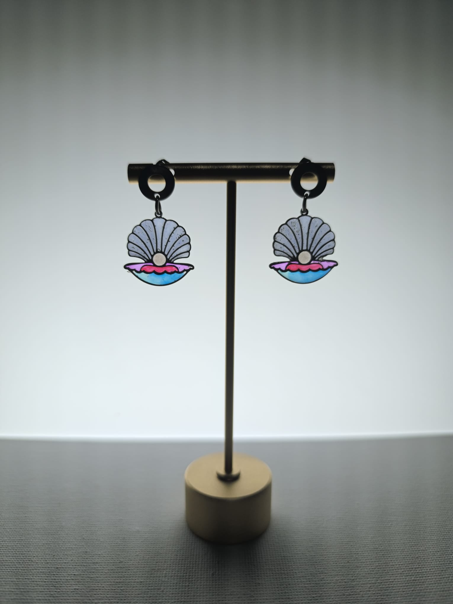 Pendientes con forma de concha marina en efecto vitral